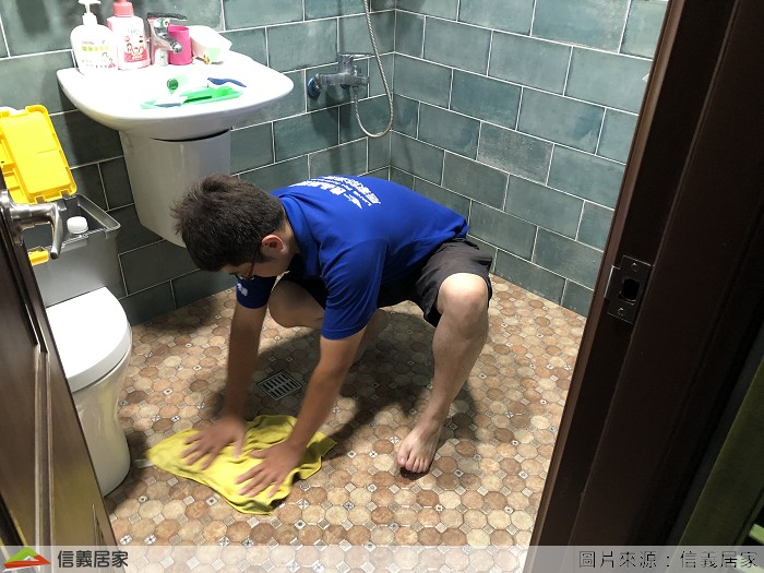 免敲打！防滑地板60分鐘內搞定，當天師傅一進入浴室很細心地先把地板擦乾，選了一小塊區域上塗料，讓我們先測試防滑效果，果然抓地力十足