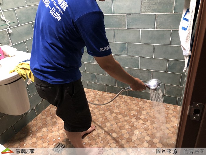 免敲打！防滑地板60分鐘內搞定，確認好防滑程度後，師傅開始將浴室地板做一次基本清潔，並仔細地用刮刀把水刮乾再用乾布擦拭，師傅說這步驟超級重要