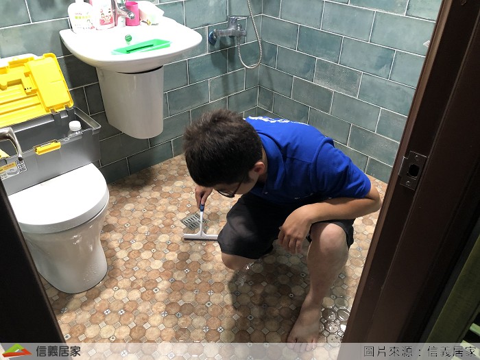 免敲打！防滑地板60分鐘內搞定，確認好防滑程度後，師傅開始將浴室地板做一次基本清潔，並仔細地用刮刀把水刮乾再用乾布擦拭，師傅說這步驟超級重要