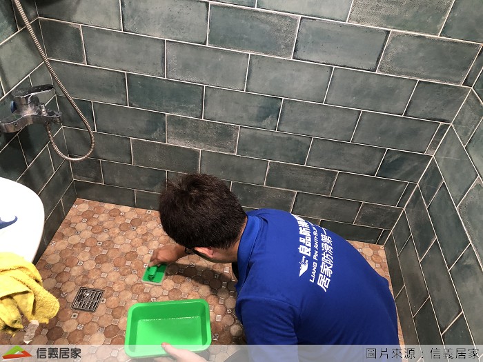 免敲打！防滑地板60分鐘內搞定，地板全乾後就開始上塗料囉！師傅經驗老到快手施工完成，之後就開始５分鐘的風乾作業，確保塗料吃進磁磚表面，師傅還可愛的用手機認真計時，看了看說這還是算慢的，因為我們家是拋光磚因此時間較長，如果是吸水率稍高的磁磚，時間應該可以更短一些。