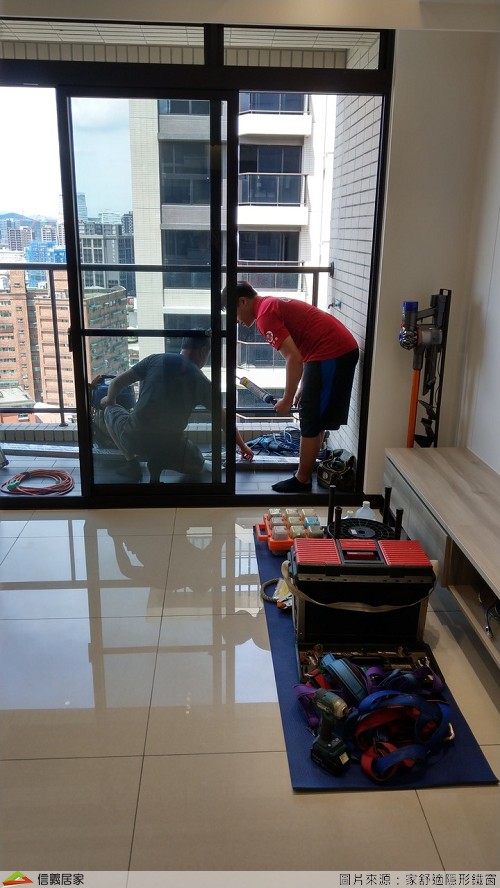 終於到了要施工的當天了,待師傅們抵達後,想說他們就要開始作業了,想不到師傅還拿出一條墊子鋪在工具箱底下,避免傷害到我家地板