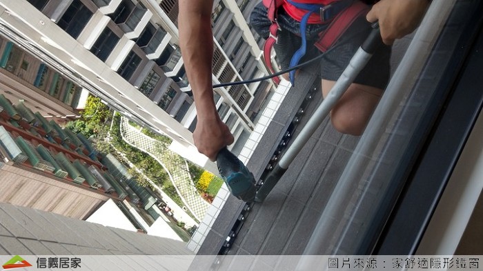 師傅全程都是無塵施工,所以現場非常乾淨,施工結束後也會使用吸塵器將地板吸乾淨,我根本也不用再打掃一次了吧XDDD