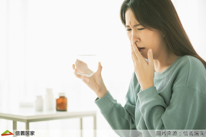 其實水塔容易因內外夾攻的惡勢力造成飲用水汙染,對外汙染源例如:強風來襲使水塔上蓋子鬆脫打開,當光線穿透水面會使水塔內產生青苔,甚至有可能鳥類、老鼠、昆蟲會進入水塔;對內汙染源則是因管線施工改接或破裂搶修時泥土滲入,另一情況是多數住戶以抽水機取水,造成管內負壓吸入泥沙帶入水塔內,長時間飲用容易造成皮膚過敏及健康問題。