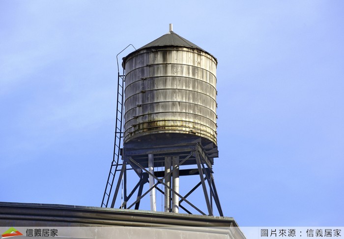 被汙染的水塔難以憑水的顏色把關,專家建議可以從4個生活小地方察覺: 1.淋浴時聞到異味 2.喝水時感覺味道不好 3.洗面乳搓不出泡泡 4.水擺放一段時間有沉澱物