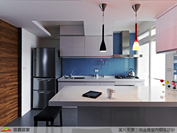 拉皮翻新時必做3大工程『管線老舊更換、地磚膨拱整理、窗框滲水修補』，尤其中古屋的漏水問題大多出現在衛浴、廚房及對外的鋁門窗等，建議衛浴、廚房必做「全室防水」，有管線的那面牆及地板的防水工程不可少，而浴室門檻要做的確實並設計洩水坡，水氣才不外流！把以上三個區域的施工做紮實，可以大大預防入住後的維修問題喔！