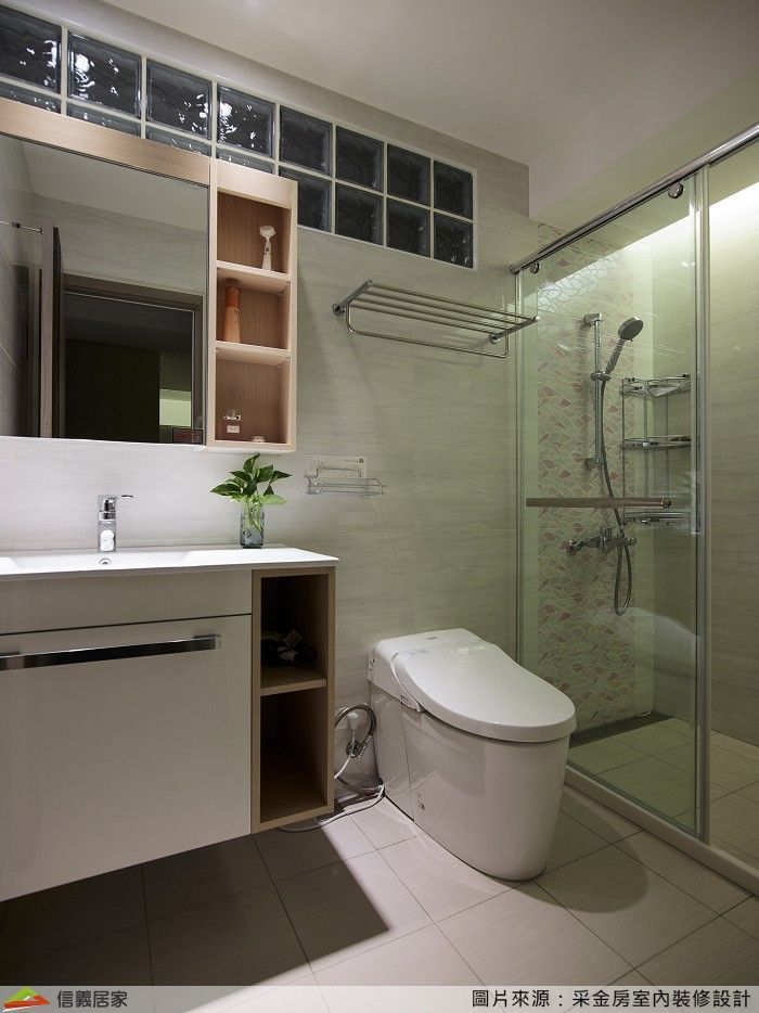 除了採光外，物品選擇也至關重要！鏡子越大空間更顯大器，並透過鏡面裡的虛擬空間來增量視覺上的開闊感；櫃子或牆面可擇一使用淺色系，讓整體氛圍更顯輕盈。