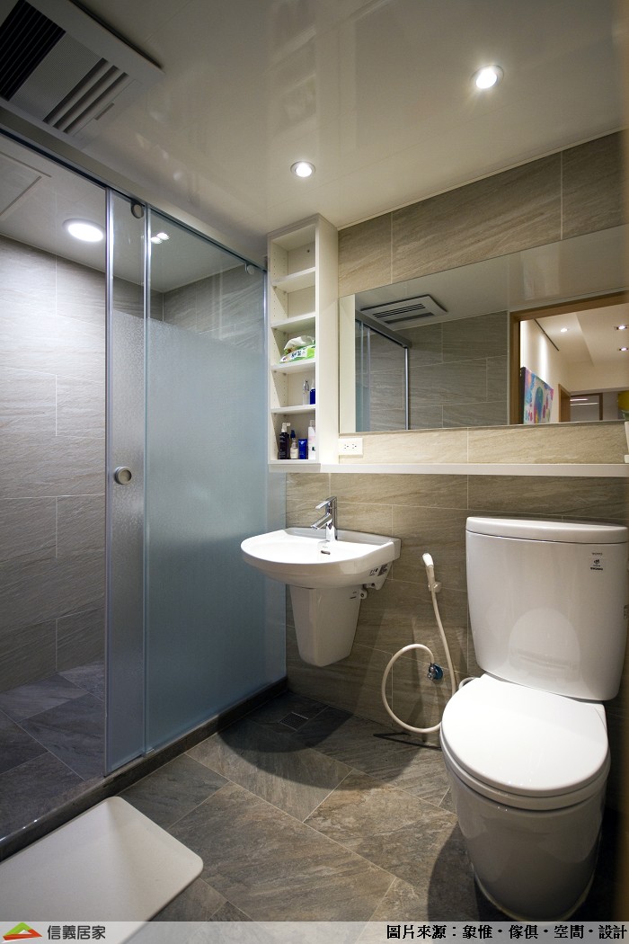 除了採光外，物品選擇也至關重要！鏡子越大空間更顯大器，並透過鏡面裡的虛擬空間來增量視覺上的開闊感；櫃子或牆面可擇一使用淺色系，讓整體氛圍更顯輕盈。