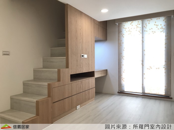 投身教育界的屋主夫婦，日常除了閱讀也喜愛瑜珈活動；設計師利用挑高優勢設計出整面收納牆，讓屋主的愛書有了完美的容身之處；順著樓梯來到主臥內，可以發現樓梯結合電視牆及收納櫃的設計，不僅增加收納區域，更解決畸零坪數打造出梳妝空間。