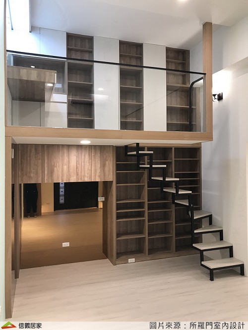 投身教育界的屋主夫婦，日常除了閱讀也喜愛瑜珈活動；設計師利用挑高優勢設計出整面收納牆，讓屋主的愛書有了完美的容身之處；順著樓梯來到主臥內，可以發現樓梯結合電視牆及收納櫃的設計，不僅增加收納區域，更解決畸零坪數打造出梳妝空間。