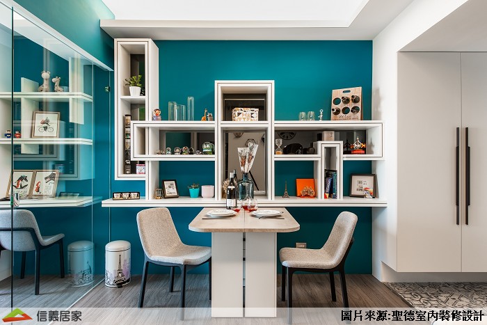在15坪的居家規劃裡，屋主希望擁有一個能展示收藏品又兼具用餐的場域，因此設計師考量屋主需求，特別規劃開放展示櫃，並在底部設計隱藏式餐桌，需要時再將其延伸出使用，平時則收入於展示櫃內，使空間能保留寬敞感。