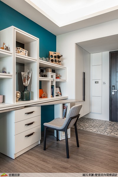 在15坪的居家規劃裡，屋主希望擁有一個能展示收藏品又兼具用餐的場域，因此設計師考量屋主需求，特別規劃開放展示櫃，並在底部設計隱藏式餐桌，需要時再將其延伸出使用，平時則收入於展示櫃內，使空間能保留寬敞感。