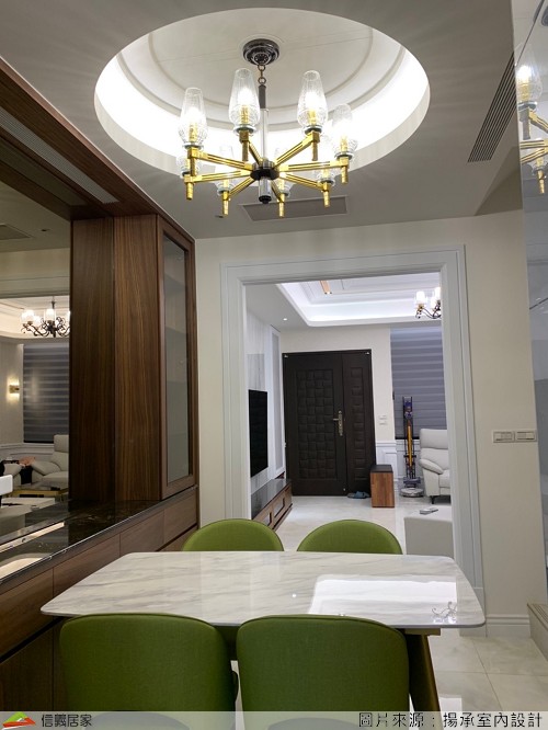 決定結婚是一件人生的大事，而決定一起買房是我們夫妻一起做的第一件事，但是決定裝修是我們第一次大吵的事。因為第一次購買新屋做裝修，許多事情都不太懂，挑選廠商、決定風格尤其是裝修複雜的合約及工程款計算，讓我們公私兩頭燒。  後來設計公司介紹了裝修寶，會有專人定期提醒及窗口可以詢問，在整個裝修過程中，使用裝修寶可以讓我可以不用擔心期程及追加減等的價金問題，廠商也不用擔心各期款項的收款問題，金流交給第三方，讓我們跟廠商的溝通能更順暢。