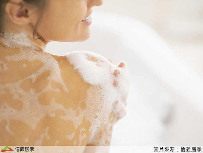 氣溫驟降後，當洗澡水過熱時會造成肌膚過多刺激與負擔，建議洗臉的水溫30°左右剛好，洗澡則是略熱39°；尤其季節交替之際要避免香皂或過於強力去汙的沐浴乳，改用敏感肌適用款或有舒緩效果的更佳，洗澡後多擦乳液提高肌膚的保水比例，自然就不容易癢癢囉！
