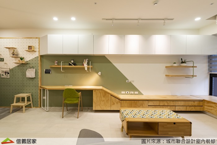 小坪數通常被建議大量留白或是使用淺色系來放大視覺，但四面白素素的牆看久了難免覺得無趣，要不來試試近年超熱門的『幾何圖形牆』，撞色搭配把活力感帶入室內，可以選用兩面主牆作為色彩配置，其餘仍以留白為主平衡視覺，這時再置入崁燈於天花板，當燈光一落下迅速帶出高級感。