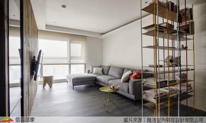 屏風不僅做為場域之間的劃分，更是連結玄關、客餐廳與臥室走道的視覺交點，想讓空間裡的光線自在穿梭，不妨偷學這家女主人的巧思，選用具有設計感的簍空置物架做為不一樣的屏風，架上的書籍及擺設皆經由她思考後雕琢，刻劃出隨興的文青感，在光影的變化中讓簡約的客廳多了不同層次，散發迷人氛圍。