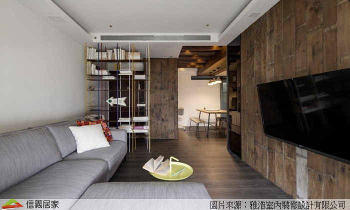 屬於中性暖色調的褐色，是常見的大地色系，給人一種療癒平靜的感受。也由於褐色相對其他色彩來說較為安定穩重，在室內裝潢中也是頗受歡迎的基本色系。 此案最大亮點莫過於電視牆了！設計師以深褐色檜木板來設計帶出客廳的原木暖度，用顏色營造出符合沉穩卻不失溫暖的氛圍。