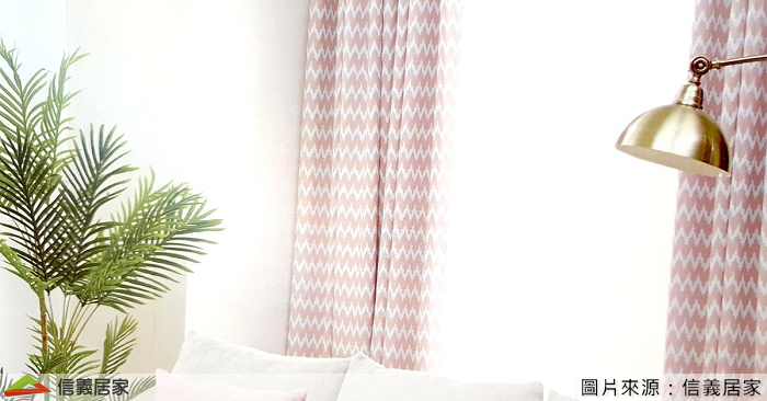 整體色調選擇好後，家飾軟件上也不能隨便打發！即便入秋，也不能小看太陽的輻射力，因此在窗簾挑選上，除了考量居家風格外，深色系窗簾的遮陽效果較好；而窗簾材質在防風保暖上也有不同的差異，絨布與棉質窗簾具有厚度，更適合在冬季裡掛起來隔絕窗外的冷空氣，若窗簾選用薄款的紗質、亞麻類，則可加入內裡來加深厚度。