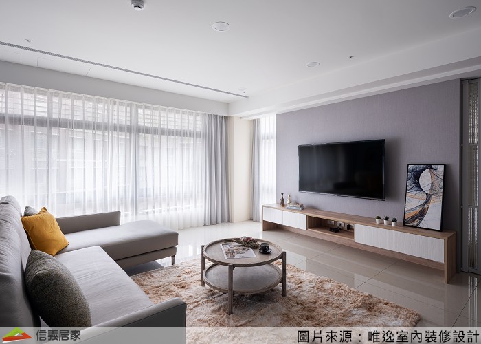 冷冷的天，赤腳踩在地上，那個冷可是會從腳底竄入心裡！因此地毯也是秋冬很值得入手的軟件之一。仿動物毛設計的地毯在踩踏上十分舒適也暖腳，但有掉毛及清洗的困擾；市面上常見的合成纖維地毯，不僅花樣多可供參考，清潔方面也比絨毛、仿真系列的地毯方便許多喔！ 由此可見好的地毯搭配也是居家設計加分的選項考量呢！