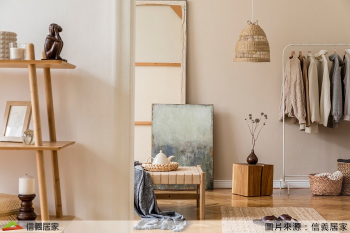 宛如森林中自然的原色，散發溫暖而安穩的力量，也屬中性色的它除了有撫慰心靈的功能，更是彈性十足的實用色，能夠溫柔地與其他色彩相互搭配，以輕鬆的方式將自在與從容氛圍不經意的展現出來。