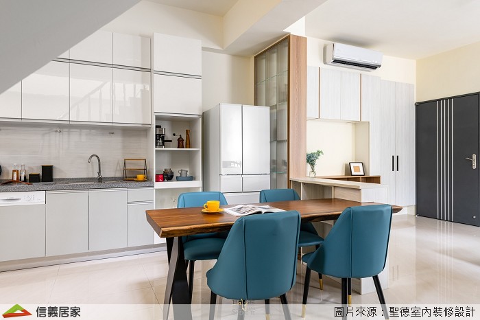 如果擔心東西太多用雙層櫃反而容易讓居家有凌亂感，可以用置物籃放於櫃子或層架上，以穿插的方式提升視覺上的一致感，機能和美感都兼顧！