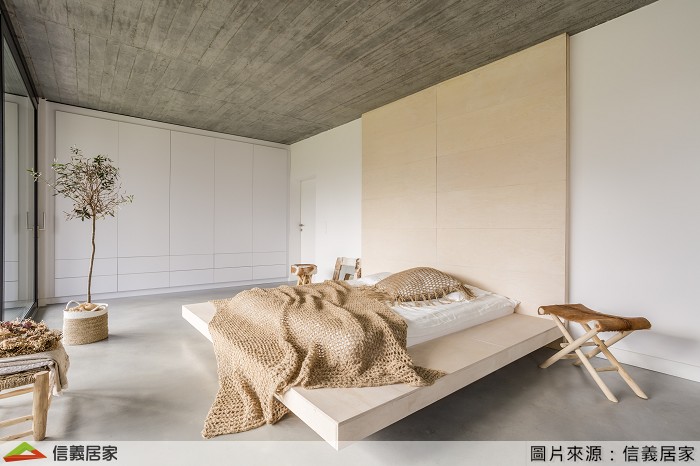 不能出門只好把大自然搬進家裡，不知怎麼營造可以從居家配件開始下手，選擇具有自然粗糙感或未修飾的材質，例如：中性色的羊毛毯、麻料、木材、石頭、藤編等，這邊也偷偷傳授讓空間更有高級感的私藏密技，配色上可選擇相近色系提高整體性，優雅氛圍就會自然地散發出來囉！