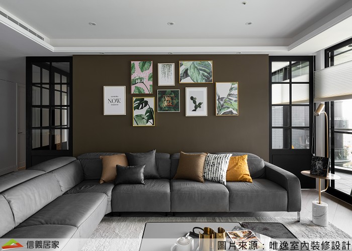 自認是植栽殺手也沒關係！可以用植物掛畫代替也有同樣療癒效果，如果想要讓空間更有活耀氣息，就試試不規則排列的方式吧！掛畫色系也可以從淺色系做選擇佈置上更好入手。