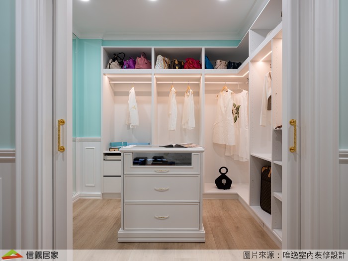 【大坪數房間】 若是坪數足夠的大房間，很適合規劃更衣室，大範圍的衣櫃設計有充足空間可以收納，不僅更衣方便也兼具收納效果，更衣室中的中島設計可以放置手飾領帶等小物件，搭配選件一目了然。