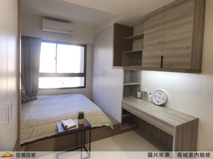 【小坪數臥房】 小房間最要注意的是坪效使用，可以在房間轉角處設置衣櫃，利用轉角的畸零坪數來節省空間，放置較少使用的行李箱或包包，或衣櫃結合書桌設計也是省空間的好方法。