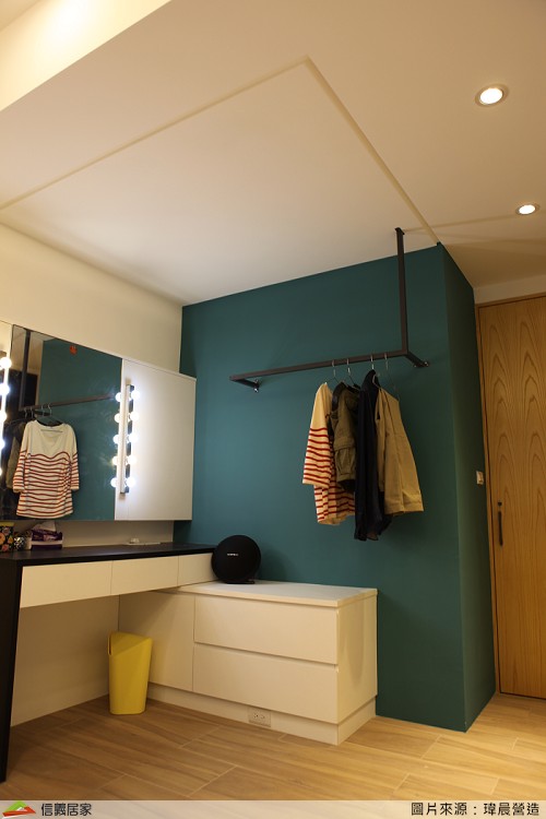 【開放式衣櫃】 不喜歡花太多時間搭配衣服，開放式衣櫃一定會最合你味！快速尋找衣物超方便，但要切記別放置過多衣服喔！視覺上會顯得雜亂無章，且無法防範灰塵堆積。