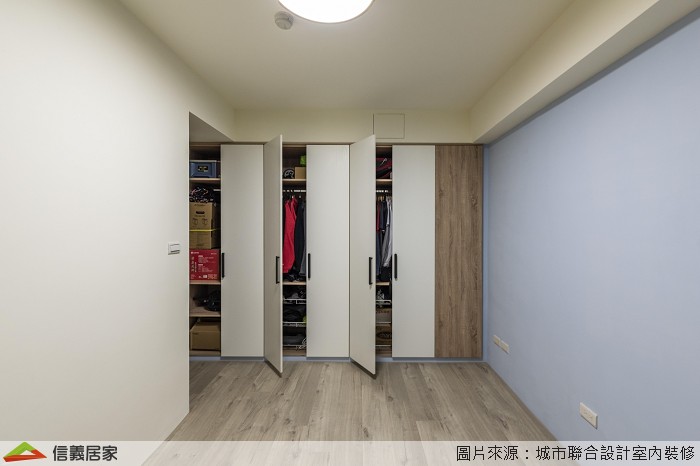 【封閉式衣櫃】 一般居家常見封閉式衣櫃，因為有門板設計可以將衣服全數塞進衣櫃中，也不用擔心被人發現凌亂的衣物。在門板的設計上可使用推拉方式，更能節省空間占用。