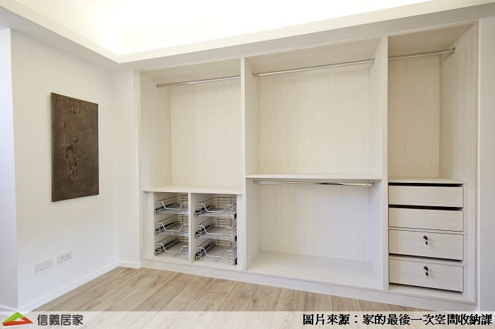 衣櫃設計大多具備層板、吊掛及抽屜，建議不常用物品及包包可放於層板最上層或底層；而吊掛式的吊杆高度則以目視高度為主，才不會不好掛放衣物。若房間空間不適合放厚重的衣櫃，也可以使用簡單的吊衣架，再將貼身衣物歸類好於收納盒，一來臥室動線明亮，地板空間也更清爽。