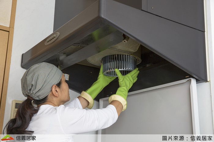 廚房清潔時魔王中的魔王非抽油煙機莫屬！即便平常習慣清潔集油槽或濾網，但在看不見的「機體內部」，油垢會隨著時間慢慢累積，當發現排煙效果變差、集油槽油垢已無法清乾淨、甚至濾網開始滴油，就表示機器內部已是滿滿油垢啦！這時只能靠專業抽油煙機清潔，以特殊無毒清潔劑溶解油污，徹底保護家中大廚的呼吸道健康，避免二手油煙的傷害喔！