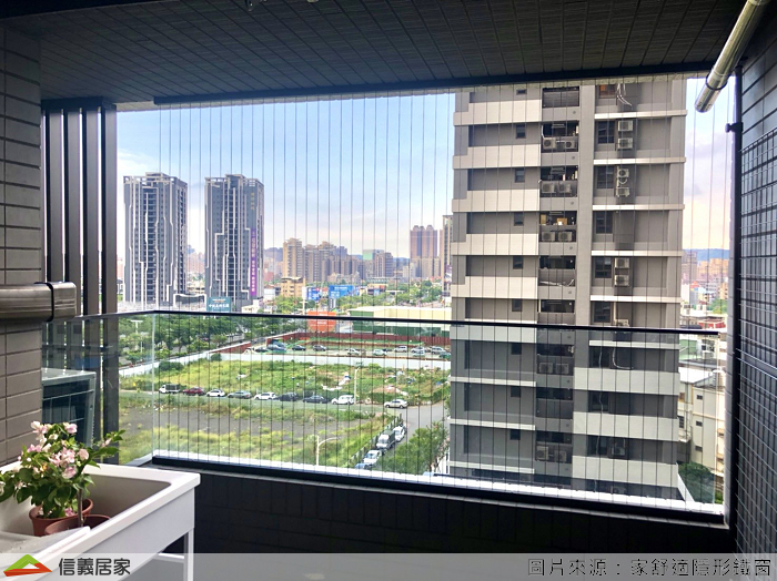 由於在15-20公尺外，肉眼基本上看不見鐵窗細韌的鋼索，所以由家中望出去的視野也一樣清晰不阻礙觀瞻。