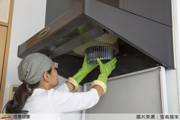 【抽油煙機】 大火快炒油煙是造成肺癌的原因之一，所以抽油煙機很重要！如果油污卡太厚，會讓抽油煙機的風扇運轉不善，通風效益大減弱。話不多說，快幫抽油煙機除油垢！