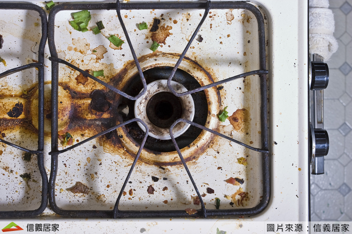 烹飪時總會有溢出湯汁、噴灑油沫的時候，難免搞得爐架髒兮兮，偶爾一忙不小心就忘了處理，變成難纏污垢好麻煩，來看這種問題如何解吧！
