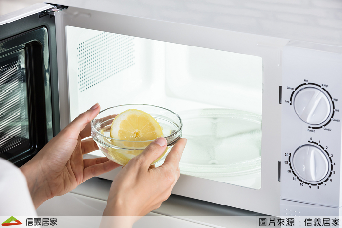【微波爐】 微波爐熱完菜後的味道總是充斥在內散不去，還會不小心噴出油漬在內壁，想要輕鬆除味，就靠下面這招！
