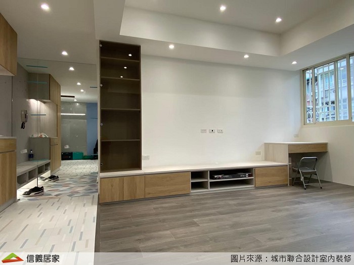 白色客廳室內裝潢設計，包括磁磚、收納櫃、電視櫃裝潢圖片