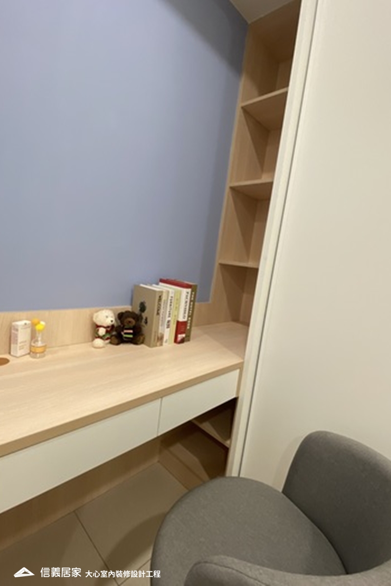 藍色臥室室內裝潢設計，包括床、椅子、床頭主牆、書桌裝潢圖片