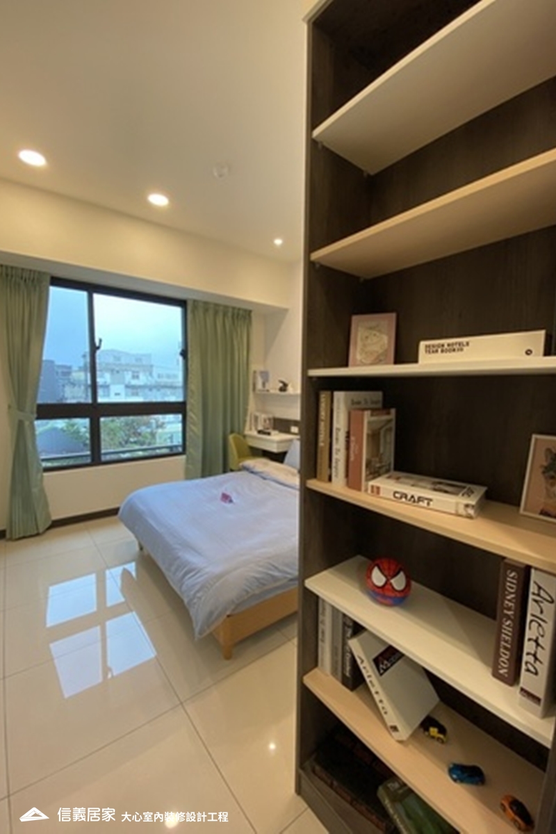白色臥室室內裝潢設計，包括窗簾、床、收納櫃、展示櫃、書桌、書櫃、置物櫃裝潢圖片