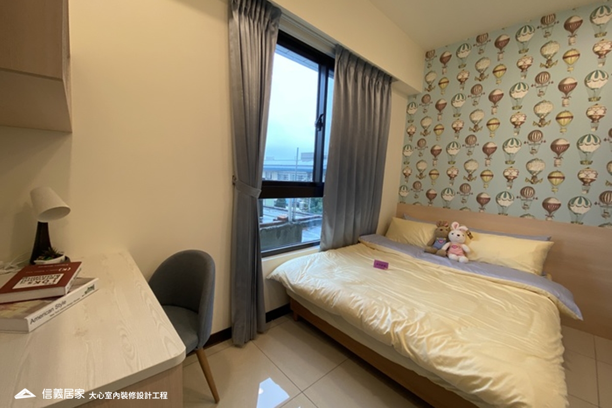 白色臥室室內裝潢設計，包括床、床頭主牆、書桌、書櫃裝潢圖片