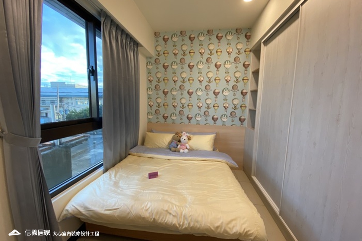 白色臥室室內裝潢設計，包括床、床頭主牆、床頭櫃裝潢圖片