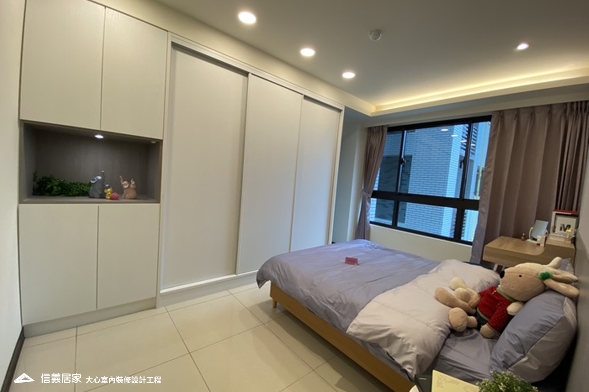 白色臥室室內裝潢設計，包括窗簾、床、收納櫃、展示櫃、書桌、書櫃、置物櫃裝潢圖片