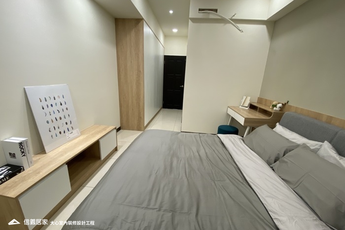 白色臥室室內裝潢設計，包括床、收納櫃、椅子、矮櫃、書桌裝潢圖片