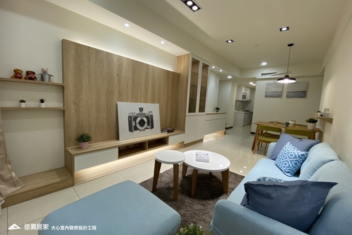 白色客廳室內裝潢設計，包括沙發、茶几、收納櫃、電視櫃、矮櫃、展示櫃裝潢圖片