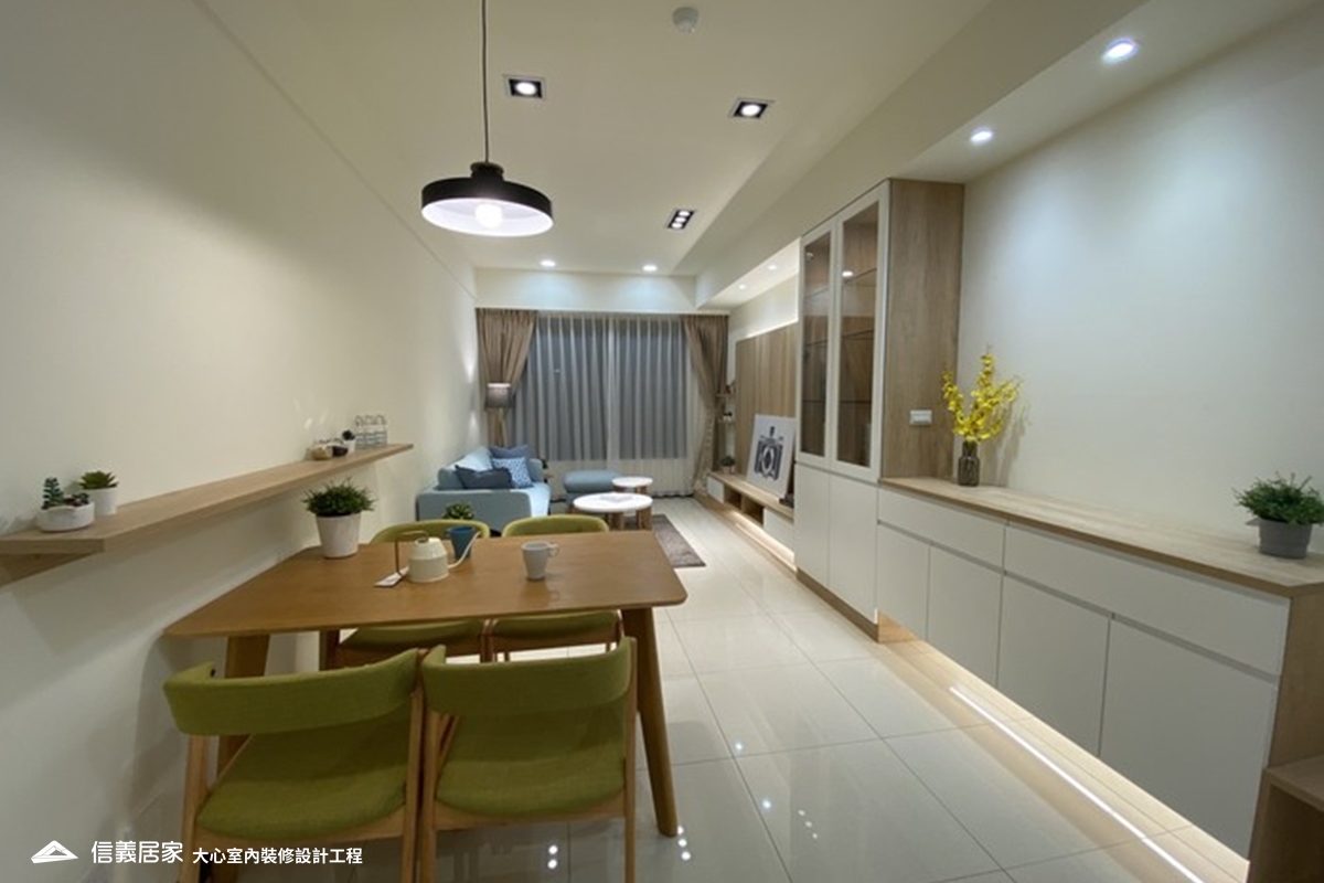 白色餐廳室內裝潢設計，包括收納櫃、吊燈、餐桌、餐椅、展示櫃裝潢圖片