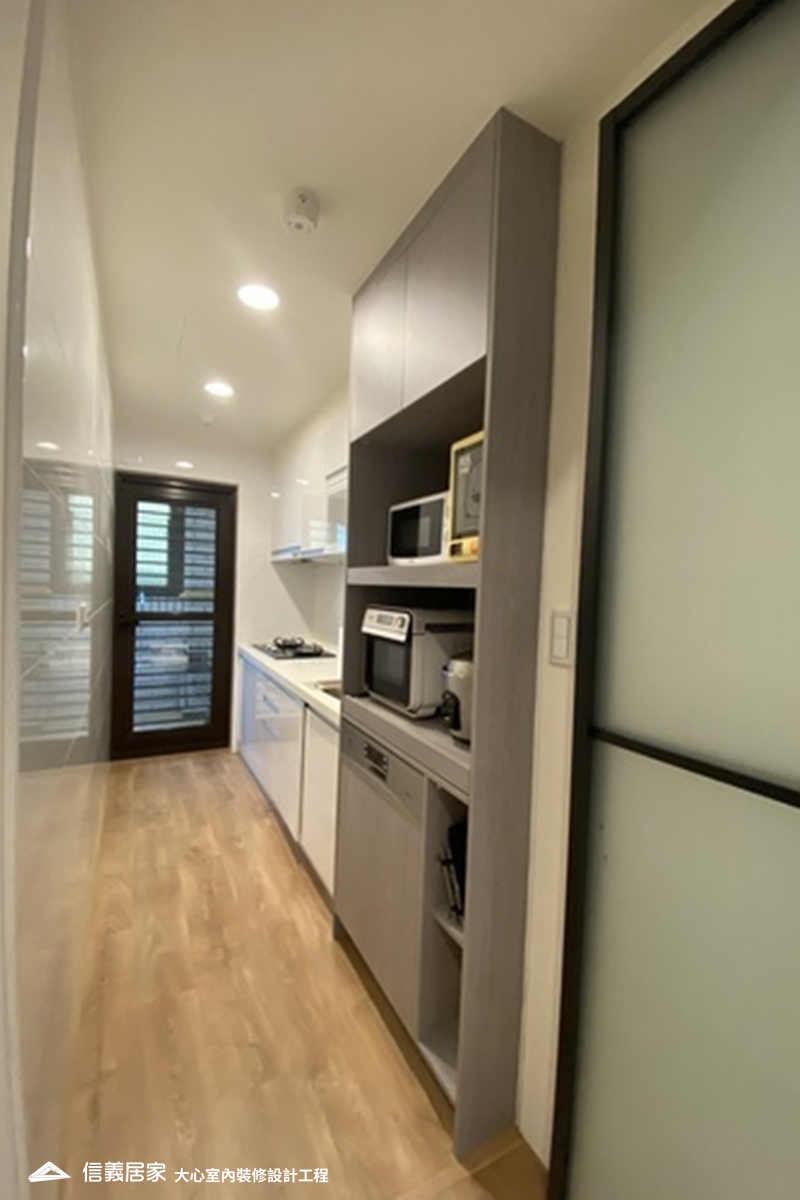 白色廚房室內裝潢設計，包括收納櫃、矮櫃、置物櫃裝潢圖片