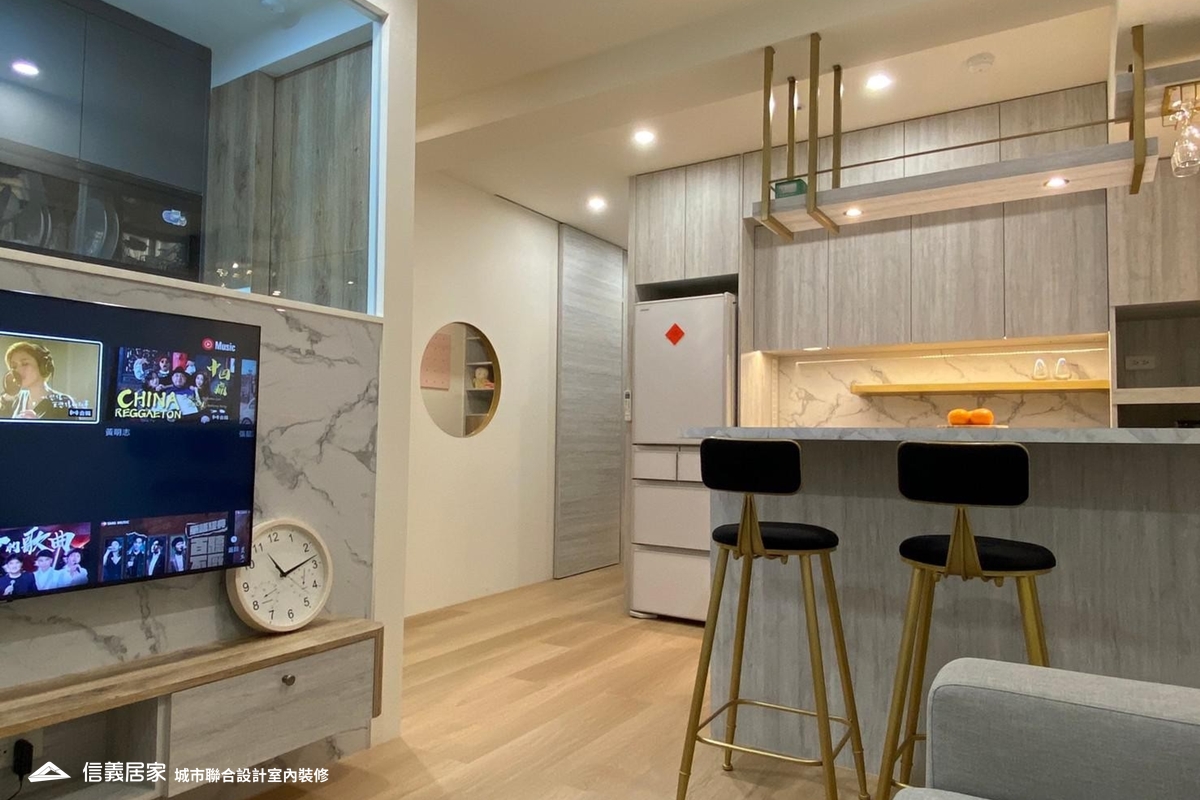 米色客廳,米色餐廳室內裝潢設計，包括收納櫃、電視牆、電視櫃、餐椅、置物櫃、吧檯裝潢圖片