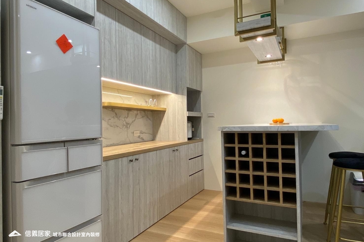 米色餐廳室內裝潢設計，包括收納櫃、餐椅、置物櫃、吧檯裝潢圖片