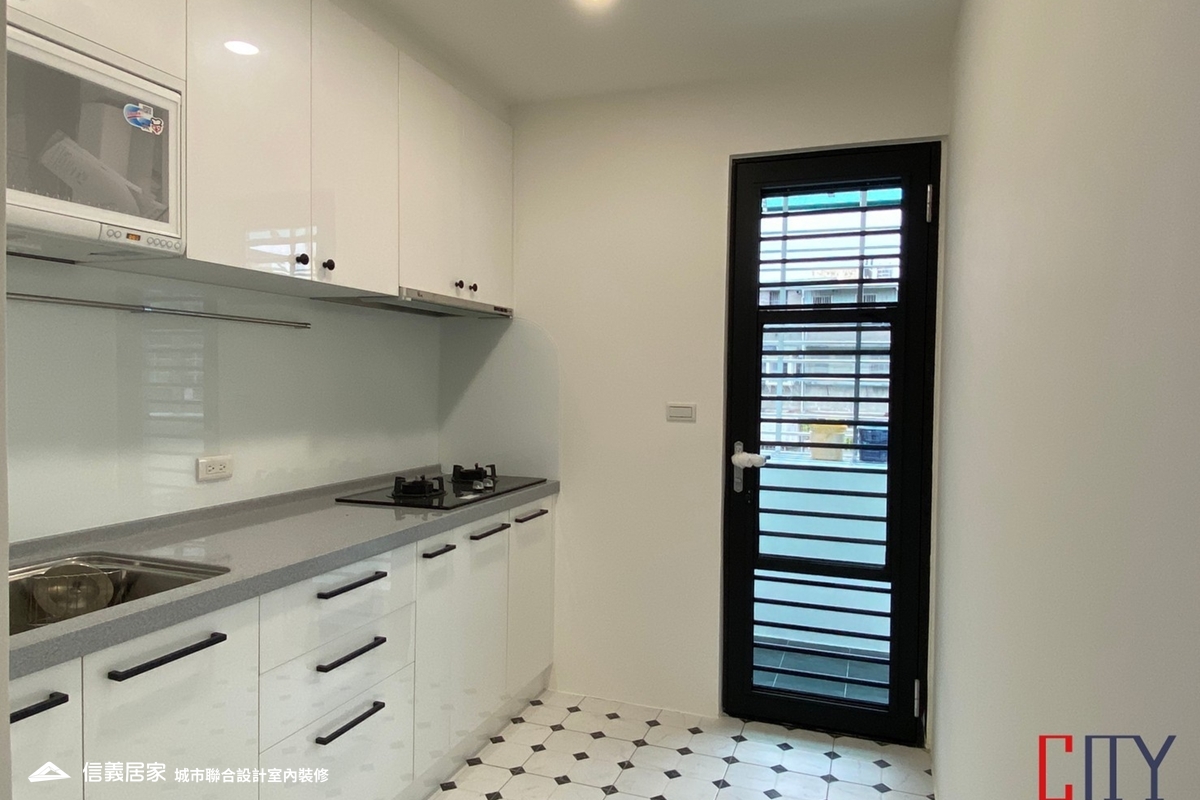 白色廚房室內裝潢設計，包括磁磚、流理台、拉門裝潢圖片