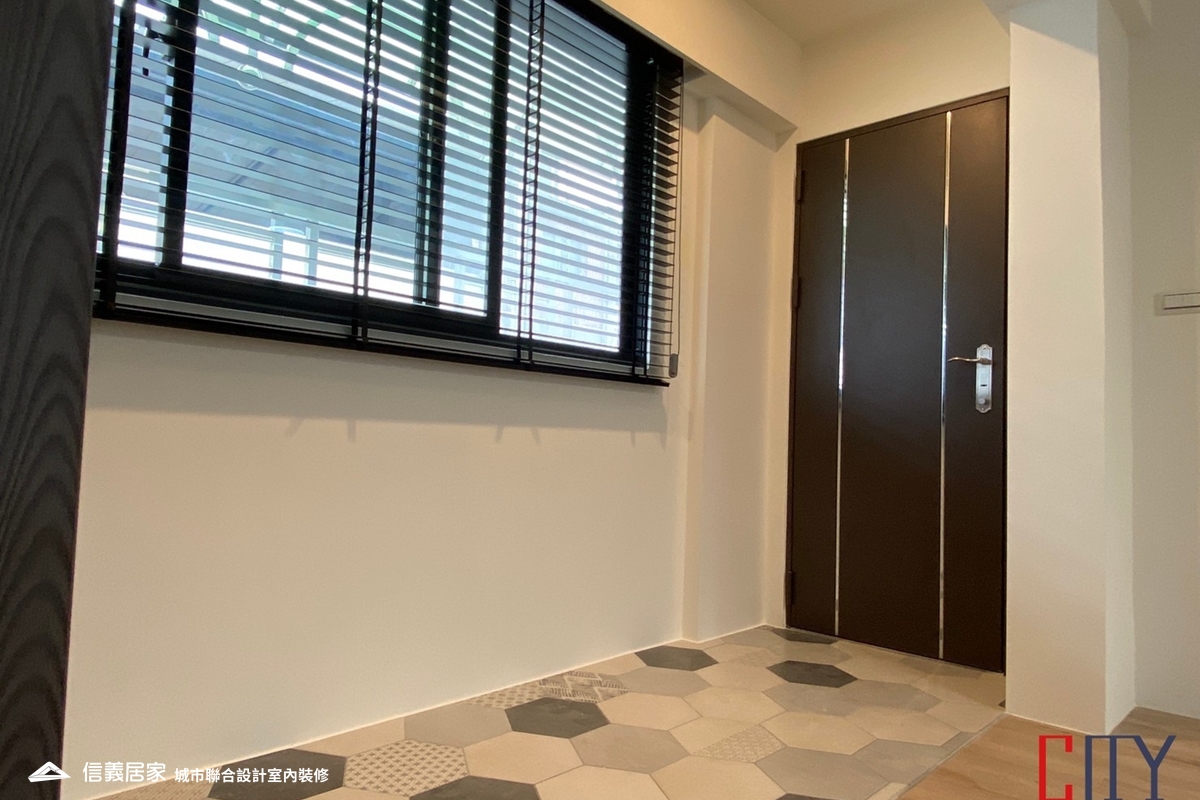 白色玄關室內裝潢設計，包括磁磚、捲簾裝潢圖片